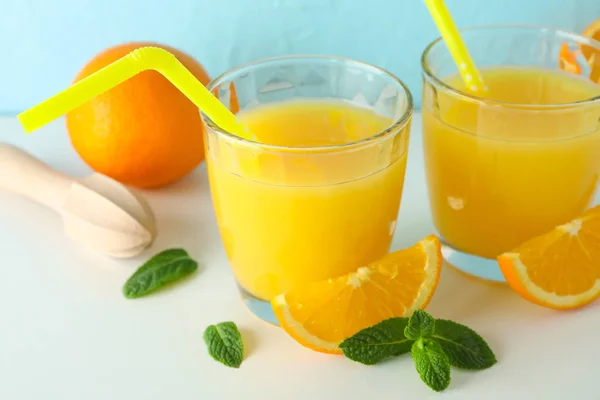 신선한 오렌지 주스, 나무 주스기, 미와 플랫 레이 조성물 — 스톡 사진