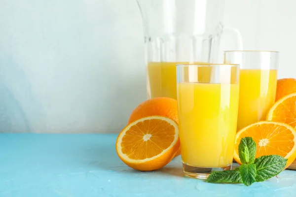 Kompozycja z świeży sok pomarańczowy w szkło, mięta i Wooda — Zdjęcie stockowe