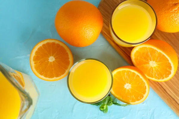 유리, 민트, 커트에 신선한 오렌지 주스를 넣은 구성 — 스톡 사진