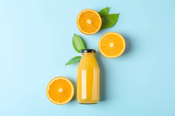 Flat lay composition with fresh orange juice in bottle and orang — Stock Photo, Image