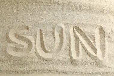 Yazıt güneş, metin ve üst görünüm için boşluk ile açık deniz kumu