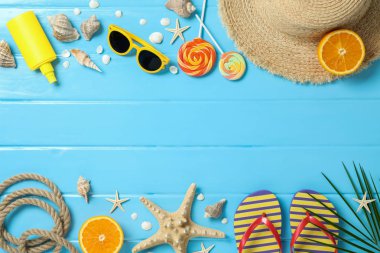 Renk b yaz tatil aksesuarları ile Düz yatıyordu kompozisyon