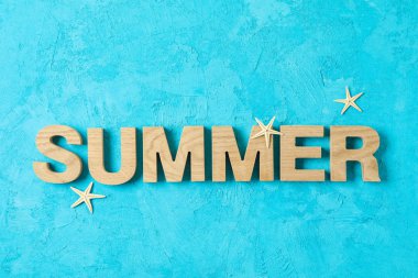 Renkli arka plan üzerinde denizyıldızları ile Yazıt yaz, uzay fo