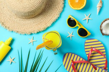 Renk b yaz tatil aksesuarları ile Düz yatıyordu kompozisyon