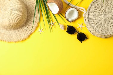 Renk b yaz tatil aksesuarları ile Düz yatıyordu kompozisyon