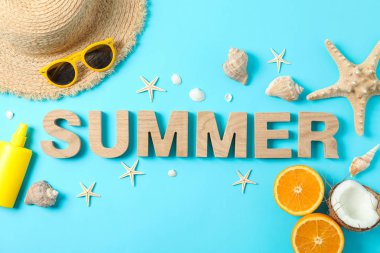 Denizyıldızları, portakal, hindistan cevizi, hasır şapka ile Yazıt yaz,