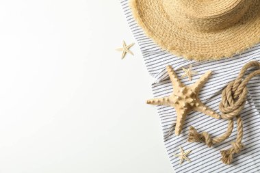 Hasır şapkalı masa örtüsü, denizyıldızları ve deniz ipi beyaz sırtta