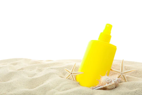 Protetor solar com estrelas-do-mar e conchas em areia marinha clara isolada — Fotografia de Stock