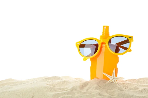 Protetor solar com estrelas-do-mar e óculos de sol em isolamento de areia do mar claro — Fotografia de Stock