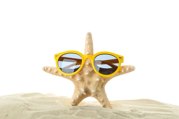 Starfish com óculos de sol em areia de mar claro isolado em bac branco — Fotografia de Stock