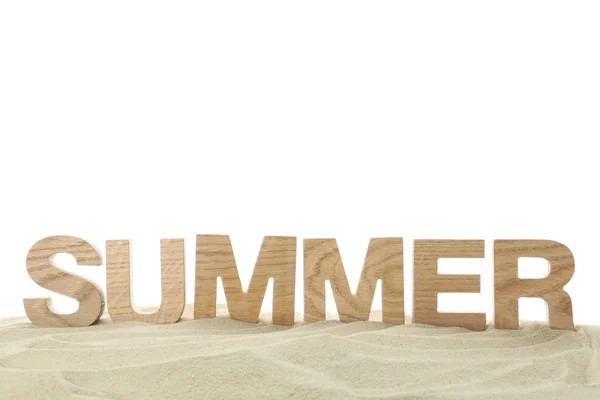 Επιγραφή καλοκαίρι είναι φόδρα με ξύλινα γράμματα σε καθαρή θάλασσα σαν — Φωτογραφία Αρχείου