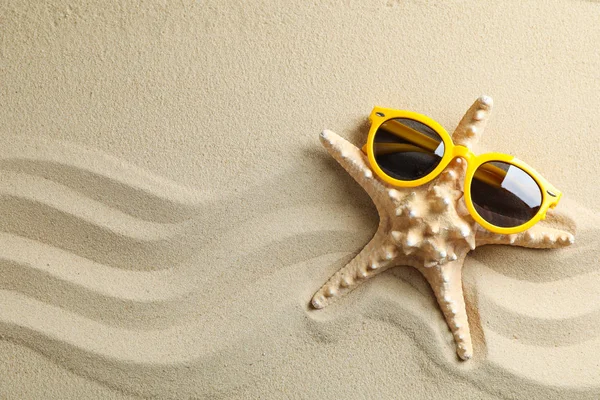 Areia do mar transparente com estrelas do mar e óculos de sol, espaço para texto. Soma — Fotografia de Stock