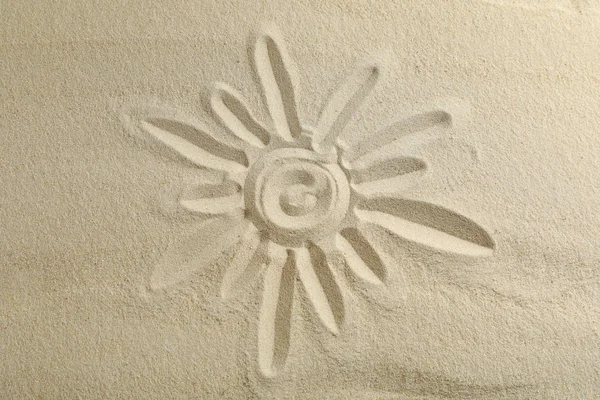 Słońce rysunek na jasnym piasku morskiego, miejsce na tekst i widok z góry. SUMM — Zdjęcie stockowe