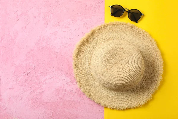 Sombrero de paja y gafas de sol sobre fondo bicolor, espacio para texto —  Fotos de Stock
