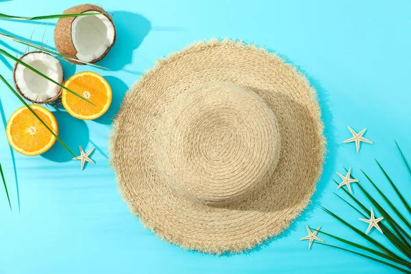 Chapéu de palha, laranjas, cocos, folhas de palmeira e estrelas-do-mar sobre colo — Fotografia de Stock