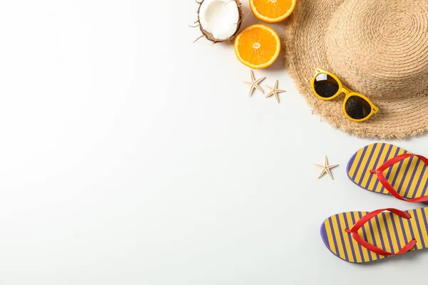 Composición laica plana con accesorios de vacaciones de verano en blanco b —  Fotos de Stock