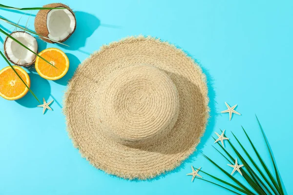 Chapéu de palha, laranjas, cocos, folhas de palmeira e estrelas-do-mar sobre colo — Fotografia de Stock