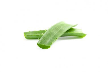 Aloe vera beyaz arka plan üzerinde izole bırakır. Bitkisel ilaç
