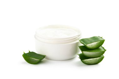 Beyaz üzerine izole edilmiş doğal tedavi aksesuarları ile kompozisyon