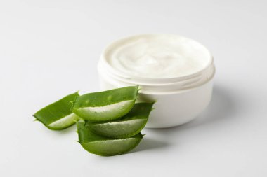 Beyaz backgrou doğal tedavi aksesuarları ile Kompozisyon