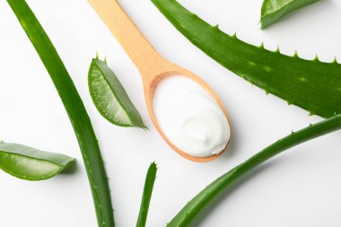 Beyaz backgrou doğal tedavi aksesuarları ile Kompozisyon