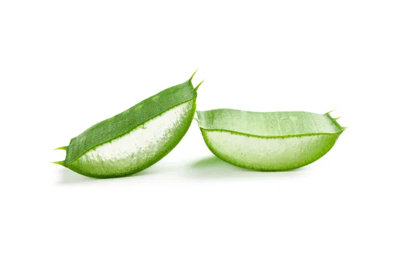 Aloe Vera skivor isolerade på vit bakgrund. Örtmedicin — Stockfoto