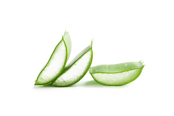 Aloe vera irisan terisolasi pada latar belakang putih. Obat herbal — Stok Foto