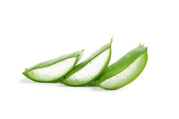 Aloe vera irisan terisolasi pada latar belakang putih. Obat herbal — Stok Foto