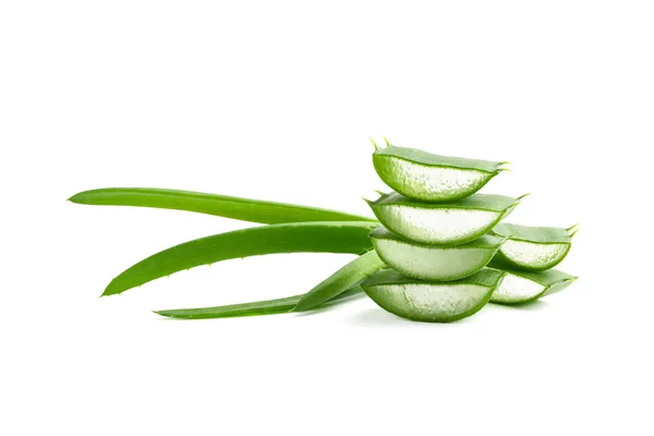 Tranches d'aloe vera isolées sur fond blanc. Médecine végétale — Photo