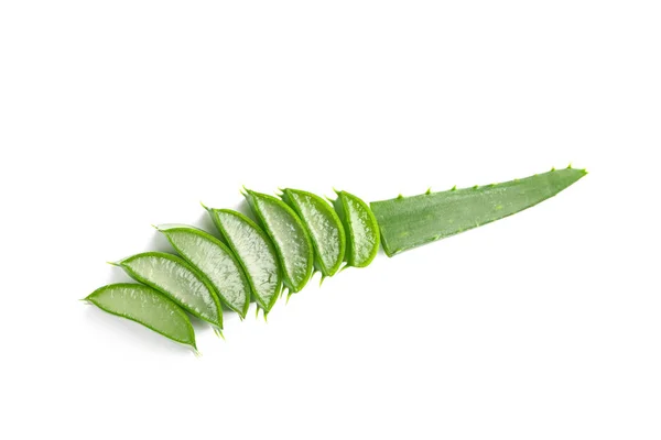 Rodajas de aloe vera aisladas sobre fondo blanco. Medicina herbal —  Fotos de Stock