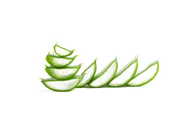 Aloe Vera Scheiben isoliert auf weißem Hintergrund. pflanzliche Medizin — Stockfoto