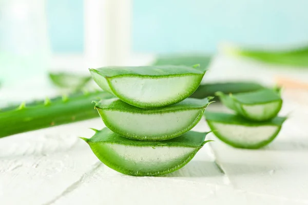 Aloe vera irisan pada meja kayu putih, closeup dan ruang untuk te — Stok Foto