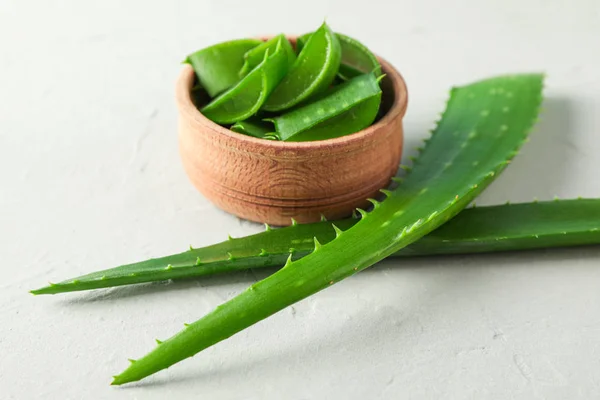 Aloe vera daun dan irisan di atas meja putih, spasi untuk teks dan c — Stok Foto