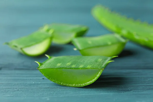 Aloe Vera skivor på träbord, närbild och utrymme för text. Na — Stockfoto