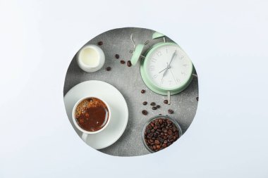 Daire içinde gri arka plan üzerinde kahvaltı kompozisyonu, te için alan