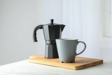 Beyaz üzerinde taze kahve ve kahve makinesi fincan ile kesme tahtası