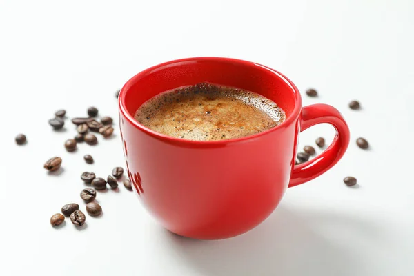 Taza de café con espuma espumosa y granos de café sobre fondo blanco — Foto de Stock