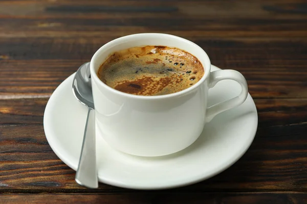 Xícara de café com colher em fundo de madeira, espaço para texto e — Fotografia de Stock