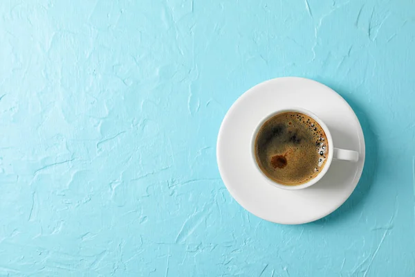 Cup of coffee with foam on color background, space for text and — Stock Photo, Image