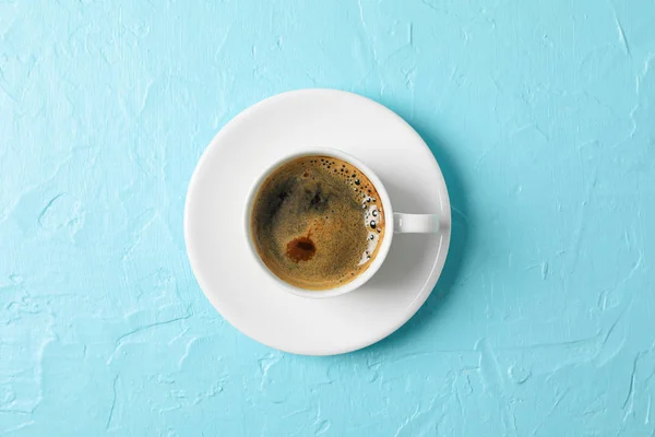 Cangkir kopi dengan busa pada latar belakang warna, ruang untuk teks dan — Stok Foto