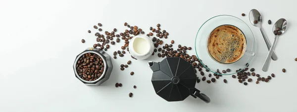 Płaska kompozycja lay z akcesoriami do czasu kawy na białym ciemny — Zdjęcie stockowe