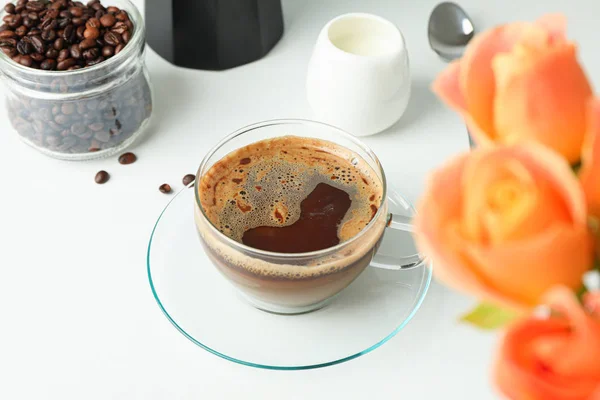 Accesorios para la hora del café sobre fondo blanco, espacio para texto. Bre. — Foto de Stock