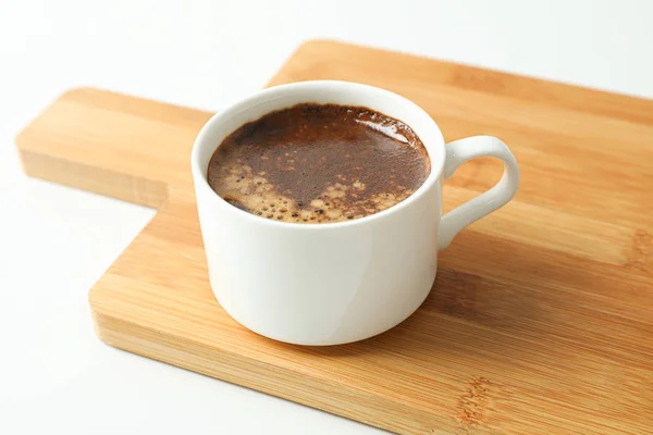 Tabla de cortar con taza de café fresco sobre fondo blanco, spac — Foto de Stock