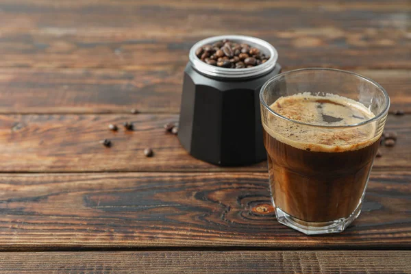 Ahşap masada taze kahve ve kahve çekirdekleri Cam, uzay fo