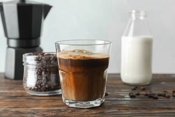 Aksesoris waktu kopi di atas meja kayu dengan latar belakang cahaya — Stok Foto