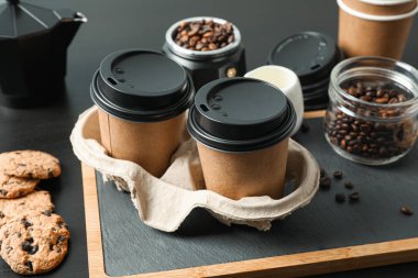 Siyah masa üzerinde kahve saati aksesuarları, metin için alan. Break ti