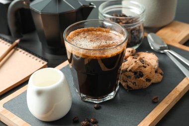 Siyah masa üzerinde kahve saati aksesuarları, metin ve yakın alan