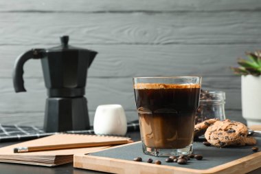 Gri arka plana karşı siyah masa üzerinde kahve saati aksesuarları, 