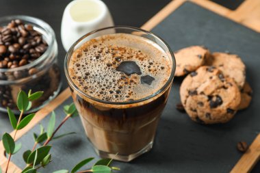 Siyah masa üzerinde kahve saati aksesuarları, metin ve yakın alan