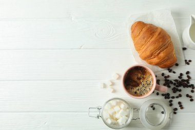 Beyaz ahşap arka plan üzerinde kahve zaman aksesuarları, te için alan